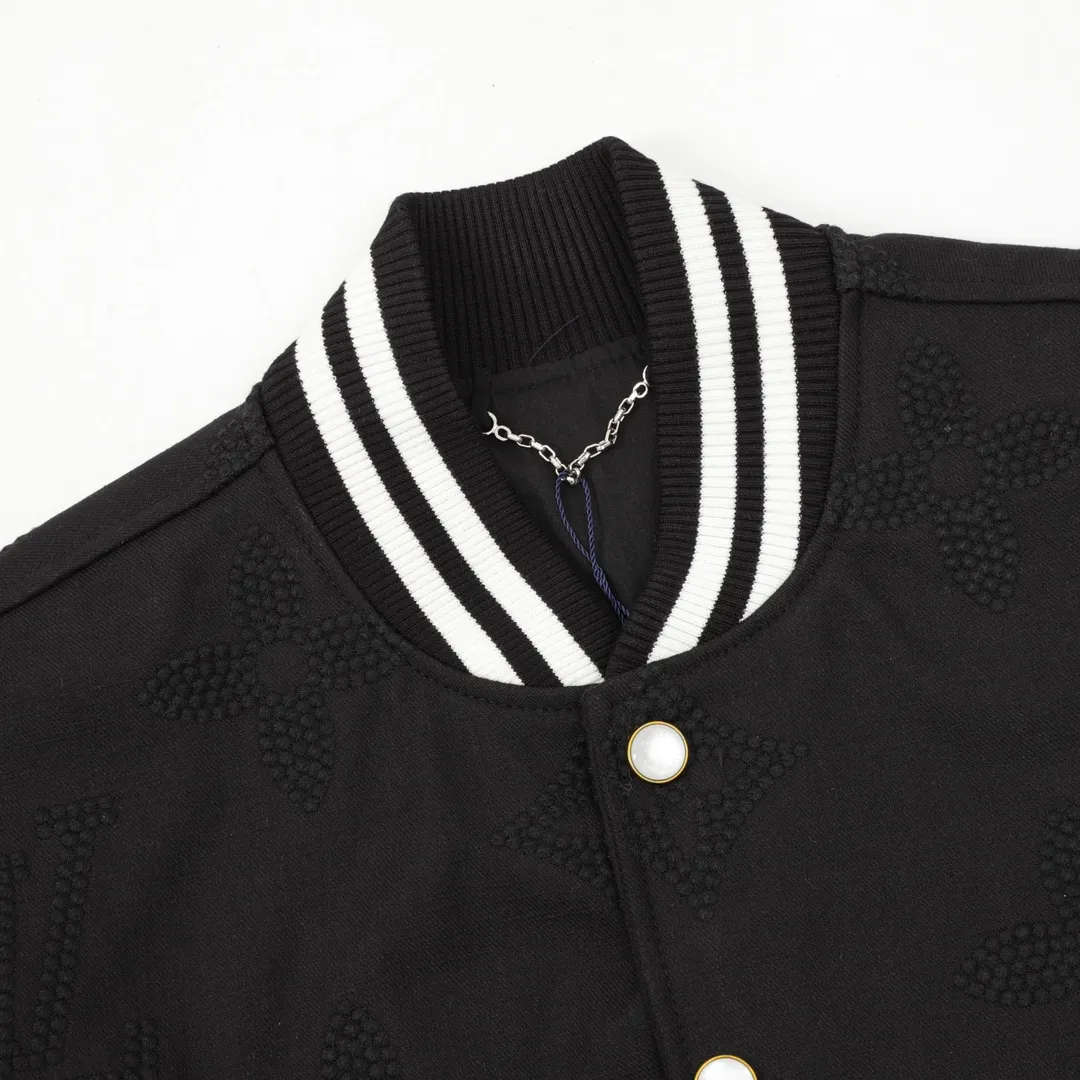 🅿️570 Louis Vuitton/Louis Vuitton pearl presbyopic stitching baseball uniform jacket Warm reminder: It is recommended to hand wash or dry clean! ! This year is particularly popular. Baseball uniform jackets are available at all levels of the market (you must compare the details). The most powerful quality control. Baseball uniforms have been produced and researched for 7 years. The details are exquisite. With it, you will be the most handsome boy in the world. The fully painted surface with four-button buttons (buttons with LOGO), the fabric is customized for more than a month. It is not ready-made in the market. It is made of woolen blended fabric, custom-woven and dyed. It has high color fastness. It is recommended to hand wash or dry clean for the first time. "Custom-woven knitted rib at the hem", the lining is made of silky and delicate cupro fiber material, which can be worn directly against the body. It is extremely comfortable, a heavy-hitting item, purchase version! Size：XS-L